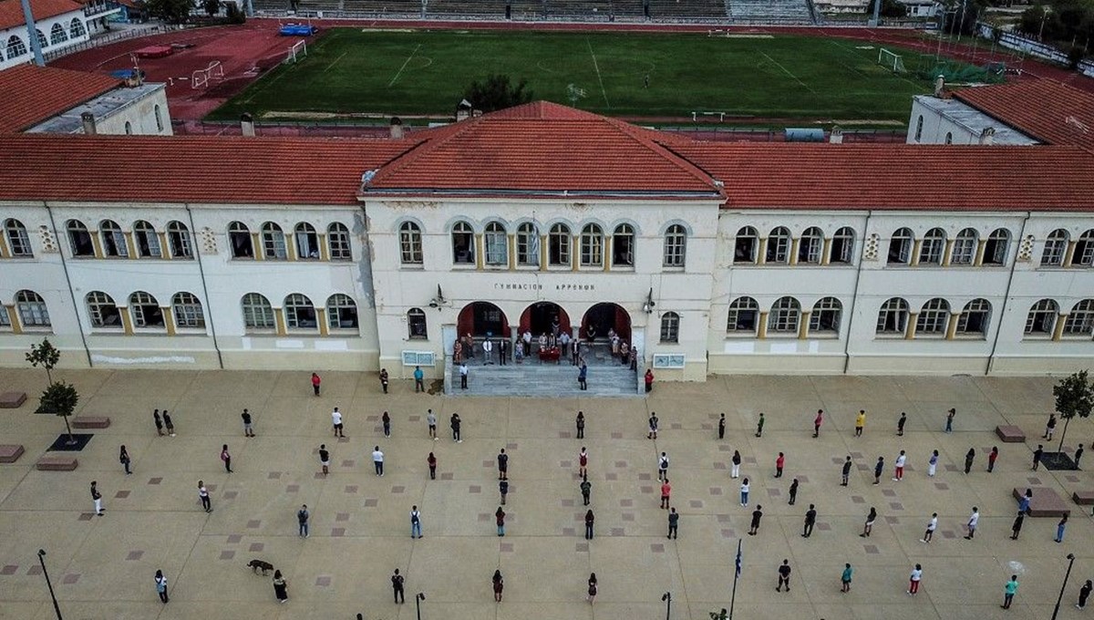 Yunanistan'da yüz yüze eğitime 'açık pencere ve battaniye' formülü