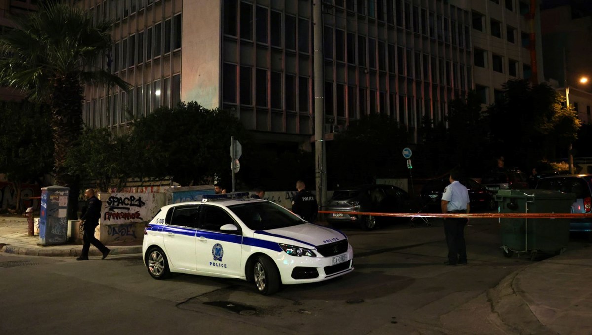 Atina'da bakanlık binasına piknik tüplü saldırı