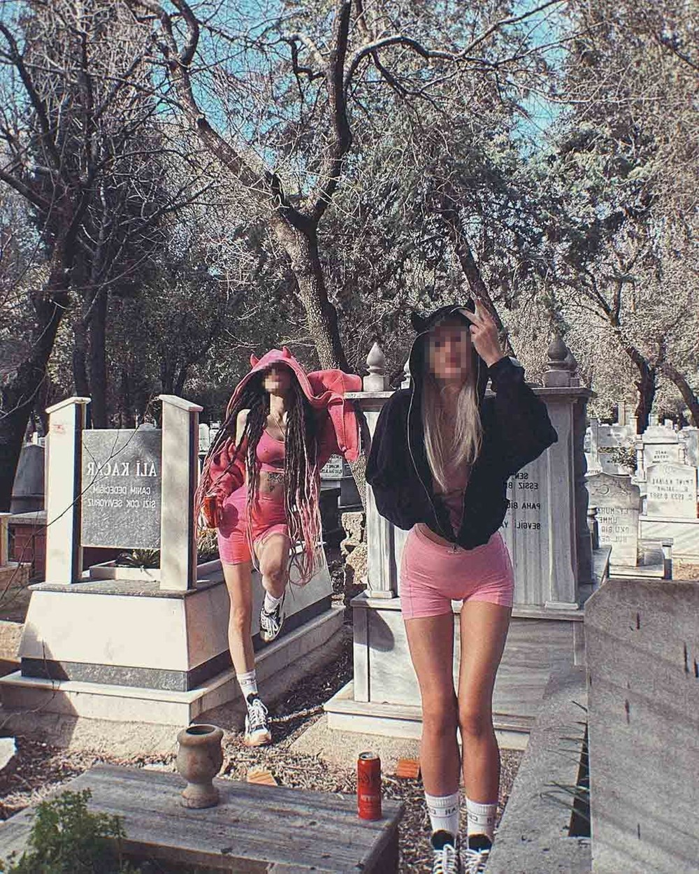 Mezarlıkta tepki çeken hareket: Sosyal medyada paylaştılar - 5