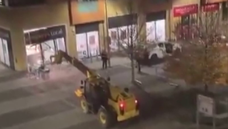 İş makinesi ile ATM çaldılar