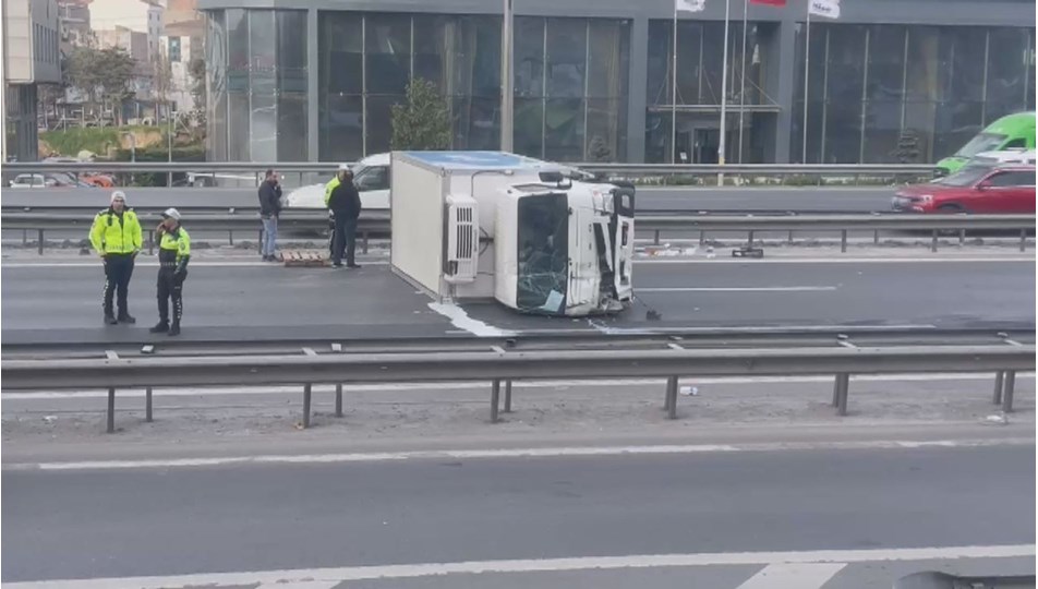 Basın Ekspress yolunda kamyonet devrildi