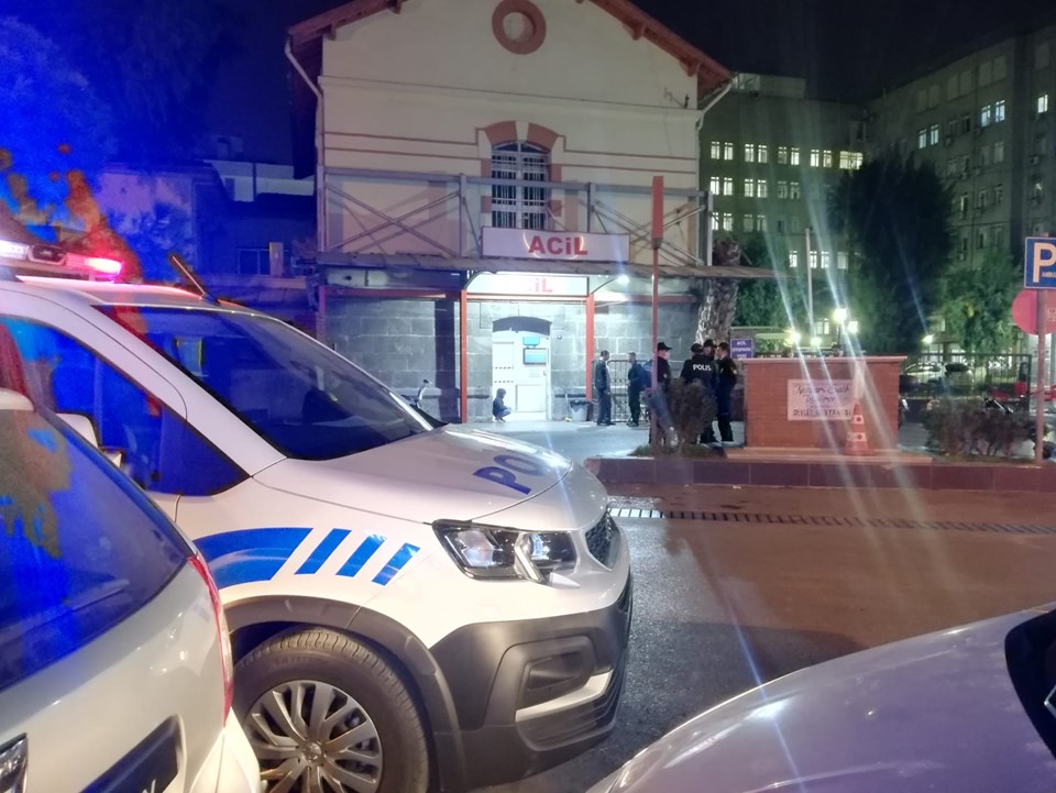 İzmir’de 'yol verme' tartışması silahlı ve bıçaklı kavgaya dönüştü: 6 yaralı - 1