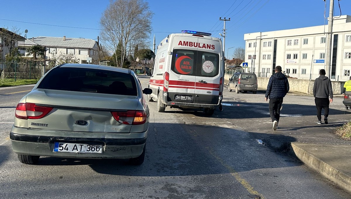 Sakarya'da iki otomobil çarpıştı, babaanne ve torunu yaralandı