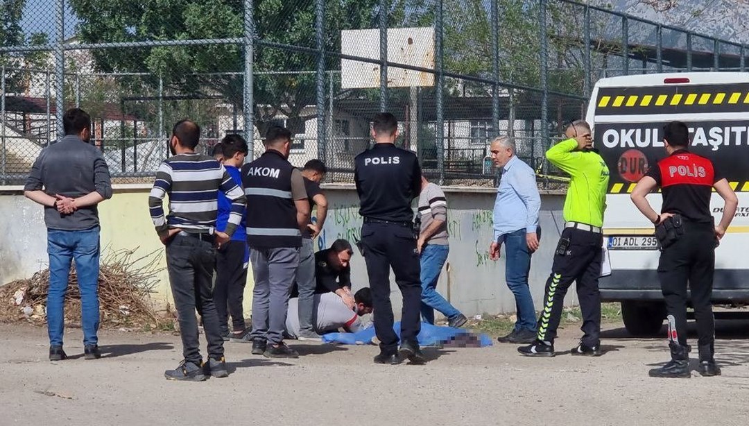 Öldüren şaka: Arkadaşını okul servisinin önüne itti