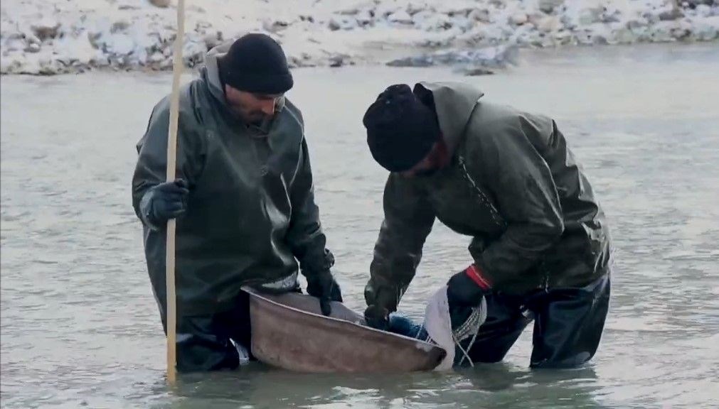 Buz gibi suda balık avı: Çok zor oluyor ama değiyor