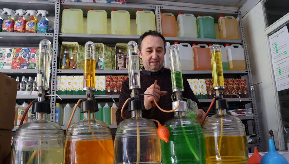 Yarım asırlık dükkanda kolonya dolumu yapıyor: Bu mesleğin bir maneviyatı var