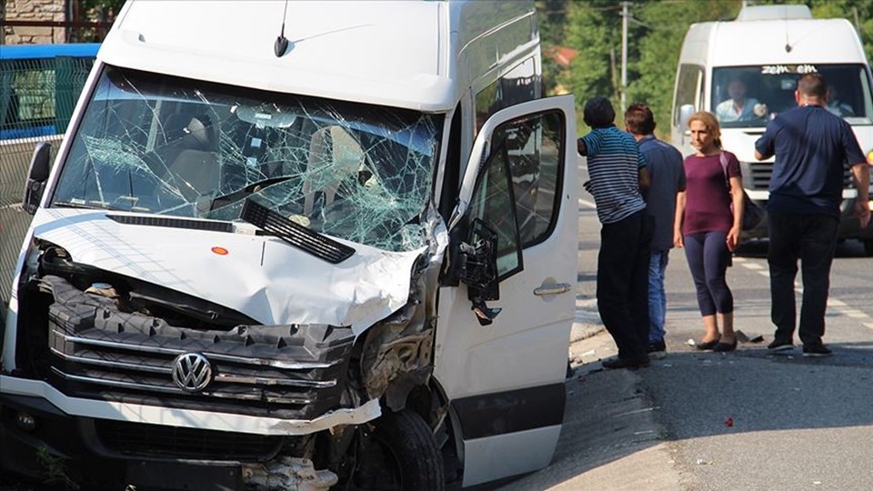 Marmaris'te Rus turistleri taşıyan minibüs TIR'la çarpıştı: 18 yaralı - 1