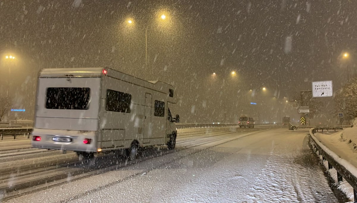 İstanbul'da kar yağışı trafikte aksamalara sebep oluyor