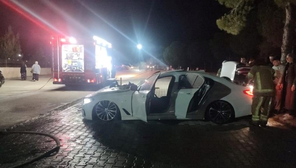 Hastane otoparkında araç yangını