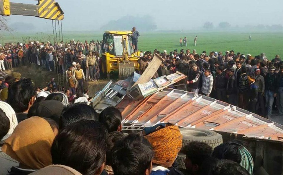 Hindistan'da okul servisi kamyonla çarpıştı: 24 ölü - 1