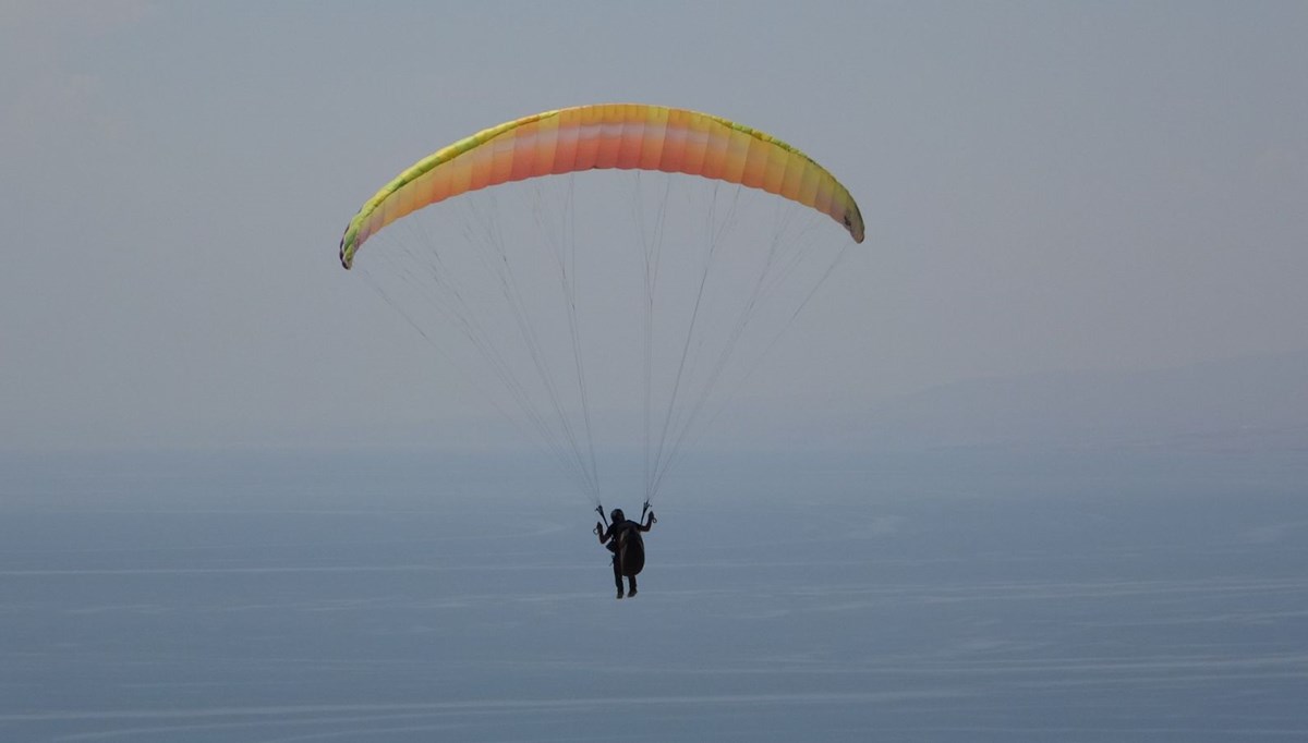 Van Gölü sahilinde yamaç paraşütü yarışması nefes kesti