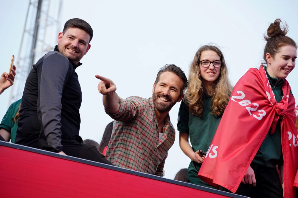 Hollywood yıldızları Ryan Reynolds ile Rob McElhenney Wrexham'ın şampiyonluk kutlamasında - 3