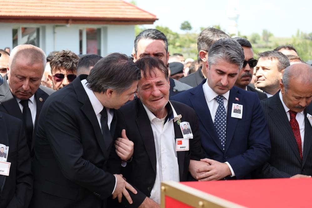 Şehit askerin yakınları gözyaşlarını tutamadı