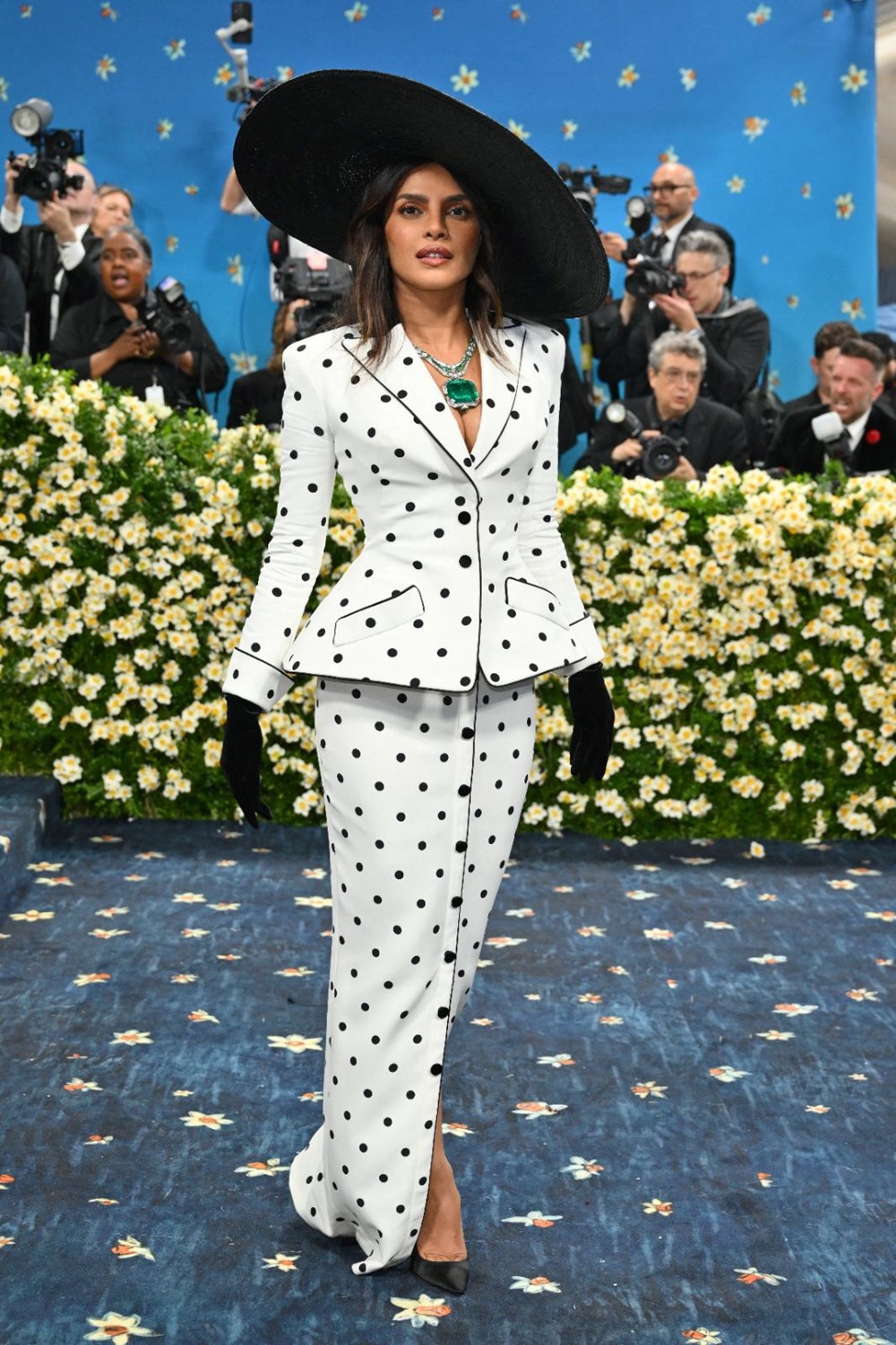 Met Gala kırmızı halısı | Yılın moda olayında Rihanna yine hamile! - 23