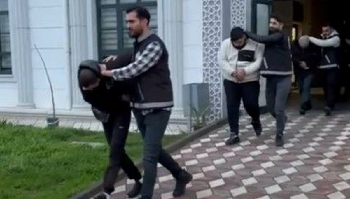 Kendilerini savcı ve polis olarak tanıtıp 2 kişiyi 3 milyon TL dolandırdılar Kendilerini savcı ve polis olarak tanıtıp 2 kişiyi 3 milyon TL dolandırdılar