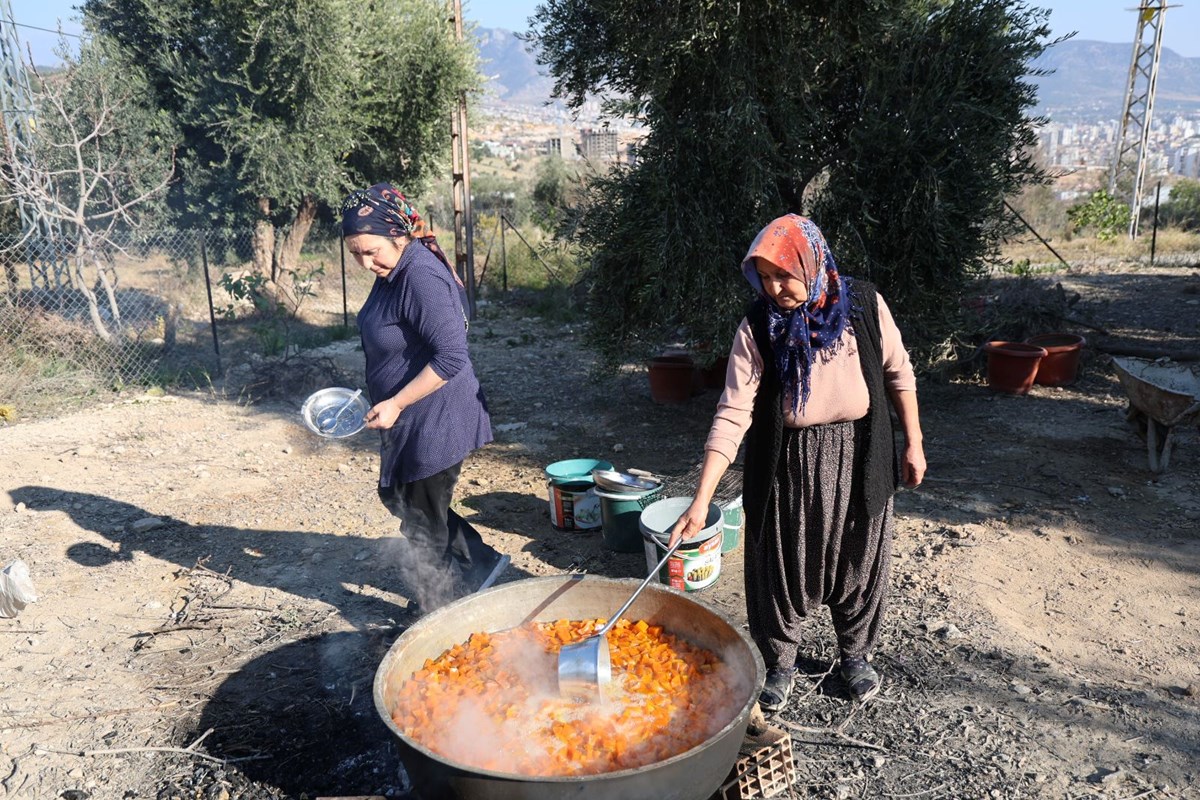 Adana ve Hatay'da sofradan eksik olmuyor: Saatlerce odun ateşinde kaynıyor