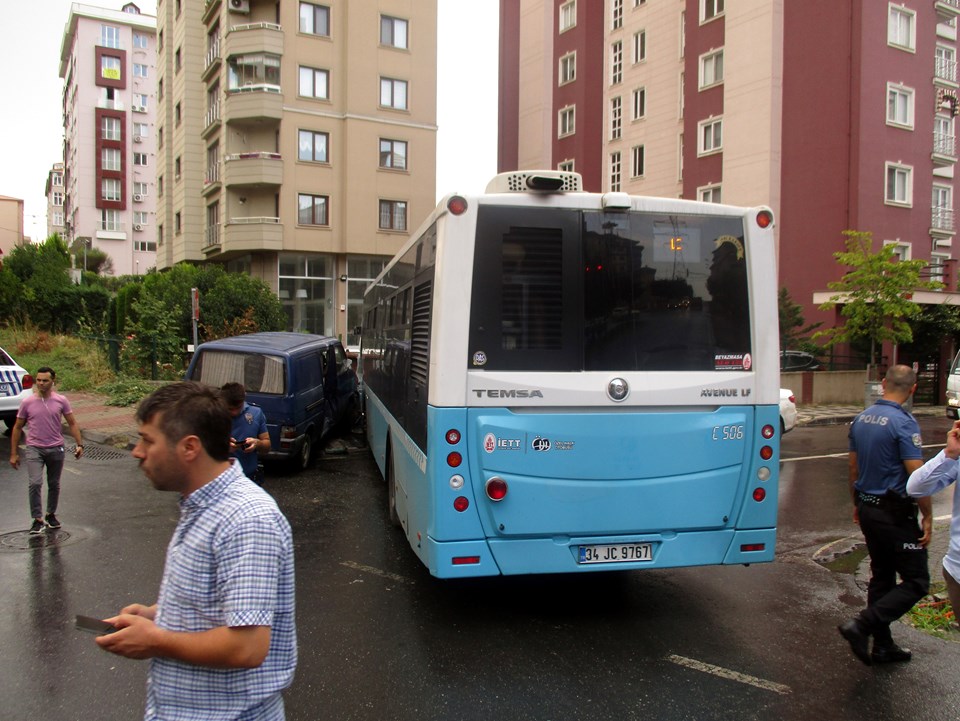 Ümraniye'de özel halk otobüsüyle minibüs çarpıştı: 2 yaralı - 3