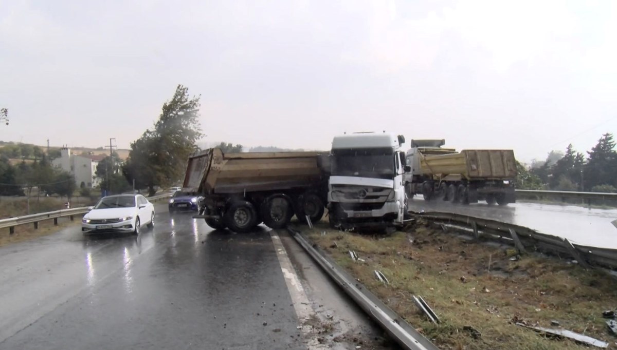 Büyükçekmece'de hafriyat kamyonu kazası Büyükçekmece'de hafriyat kamyonu kazası