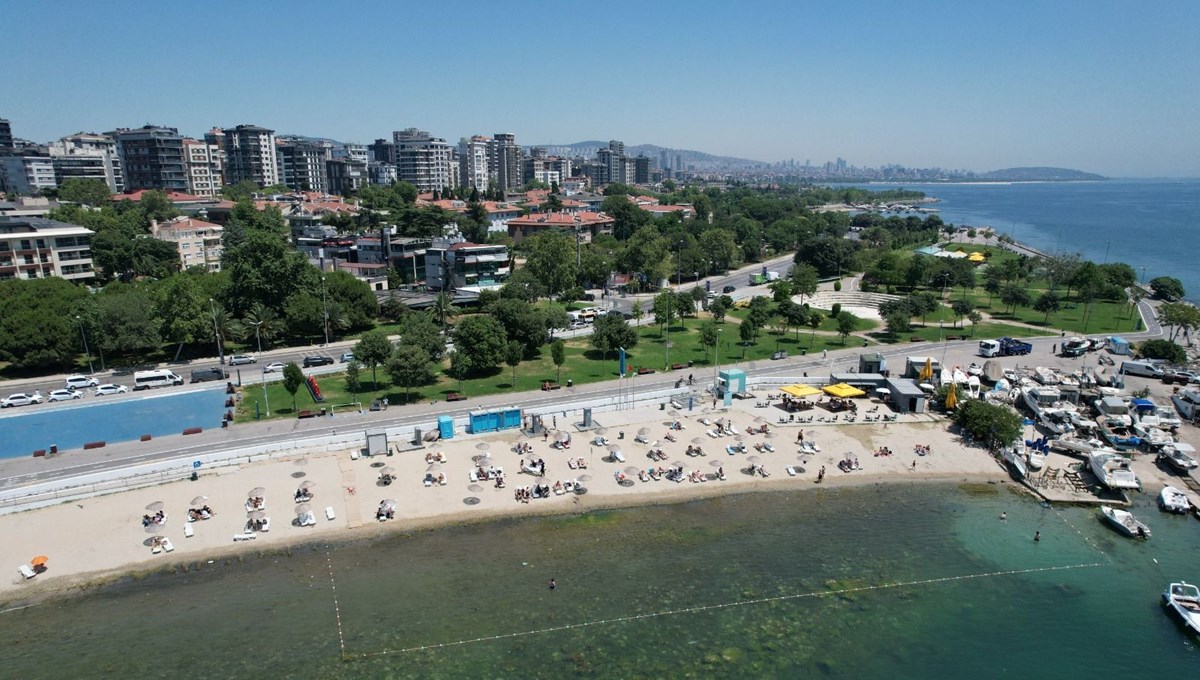 İstanbul'da sıcak hava bunalttı: Caddebostan sahile akın ettiler