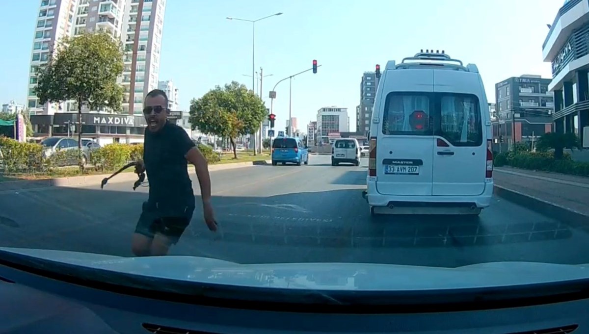 Trafikte halatlı saldırı: Önünü kesti, tehditler savurdu Trafikte halatlı saldırı: Önünü kesti, tehditler savurdu