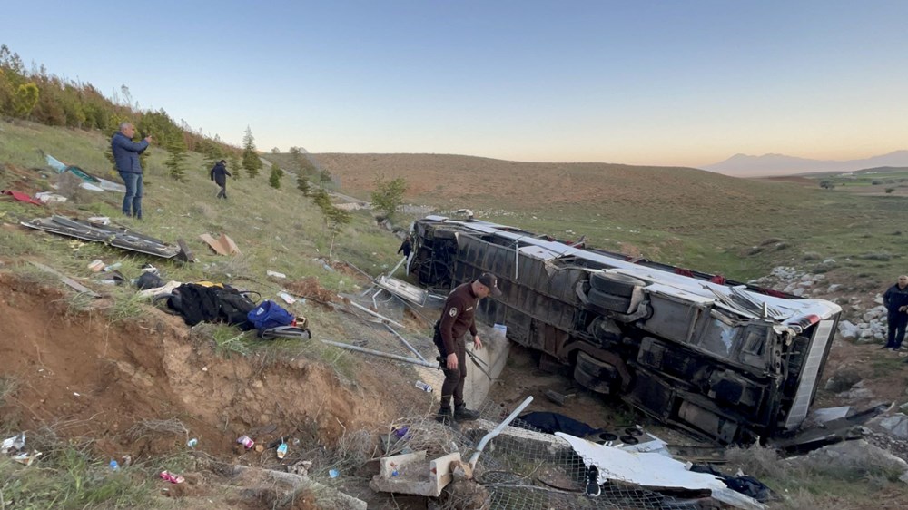 Niğde'de öğrencileri taşıyan otobüs devrildi: 2 kişi öldü, 5'i ağır 42 yaralı - 4