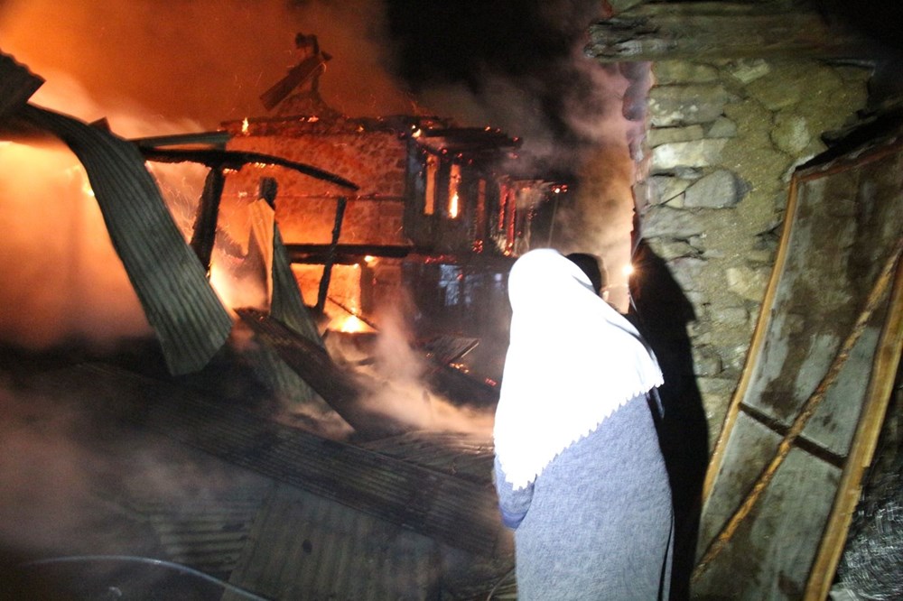 Erzurum�da çıkan yangında 3 ev ile ahır ve samanlık yandı NTV