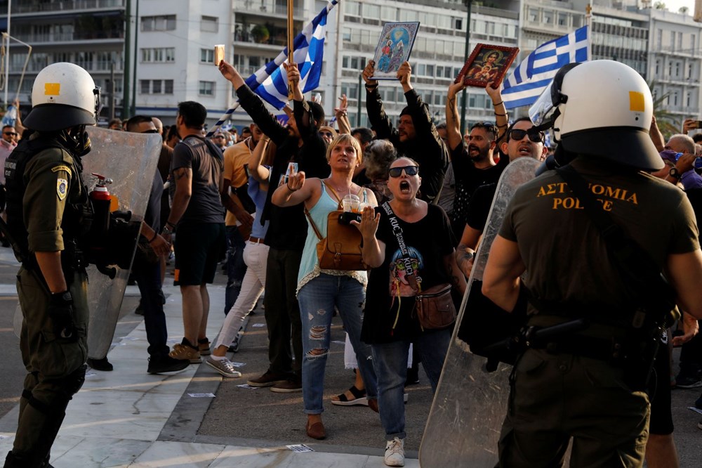 Yunanistan’da aşı karşıtları polisle çatıştı - 9