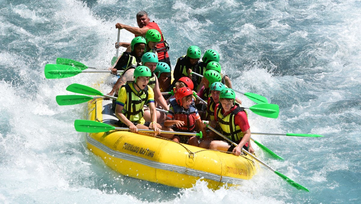 Adrenalin tutkunları Köprüçay’da rafting heyecanı yaşıyor