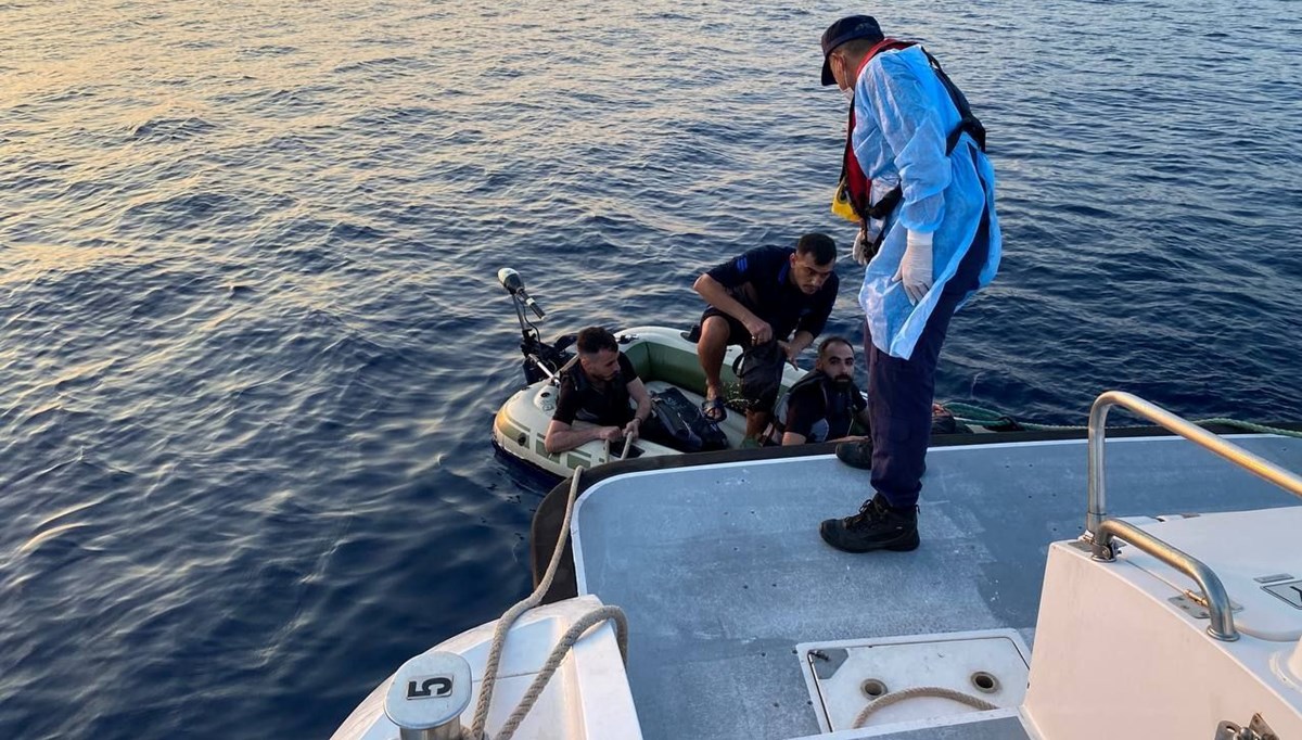 Çanakkale açıklarında 4 düzensiz göçmen kurtarıldı Çanakkale açıklarında 4 düzensiz göçmen kurtarıldı