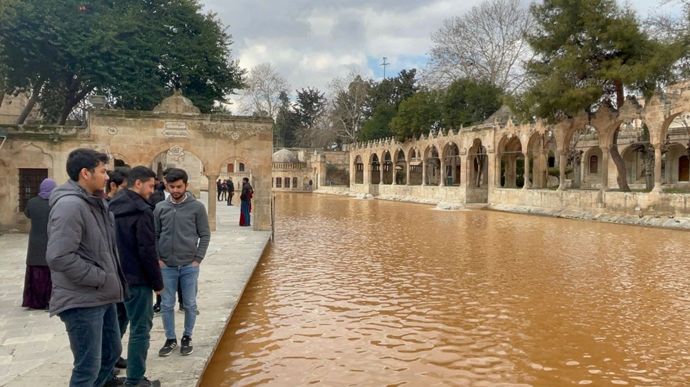 Deprem sonrası Balıklıgöl'de suyun rengi değişti - 3