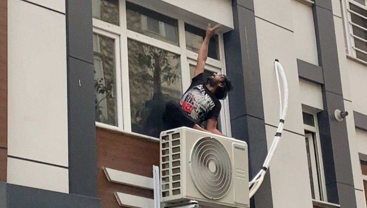 Küçükçekmece'de tutsak tutuldukları binadan atladılar: O anlar kamerada Küçükçekmece'de tutsak tutuldukları binadan atladılar: O anlar kamerada