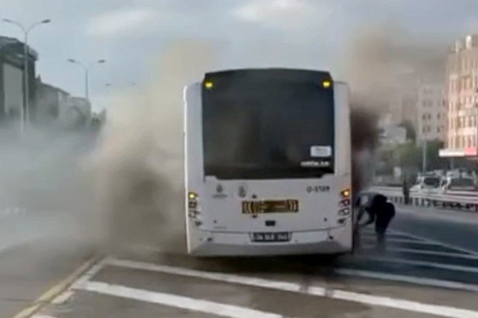 Metrobüste yangın paniği: Seferler bir süre aksadı - 1