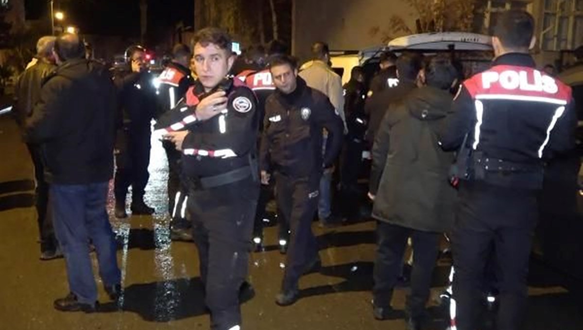 Kendisine hırsız diyen kişiyi ailesinin gözü önünde bıçakladı Kendisine hırsız diyen kişiyi ailesinin gözü önünde bıçakladı