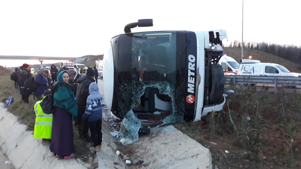 Kuzey Marmara Otoyolu'nda otobüs devrildi: 6 yaralı - 1