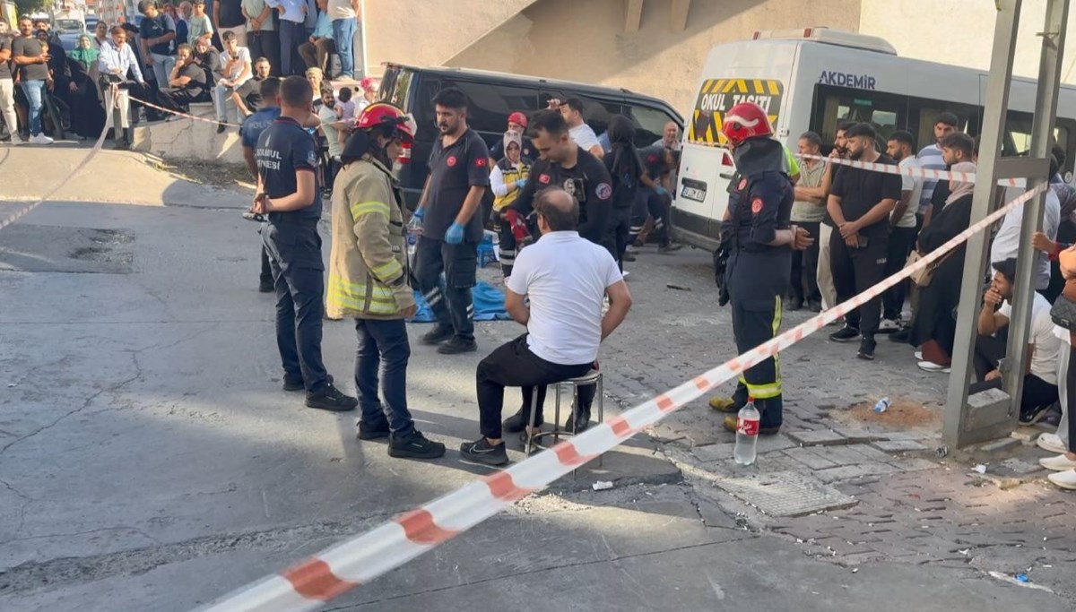 Servis minibüsü anne ve bebeğine çarptı