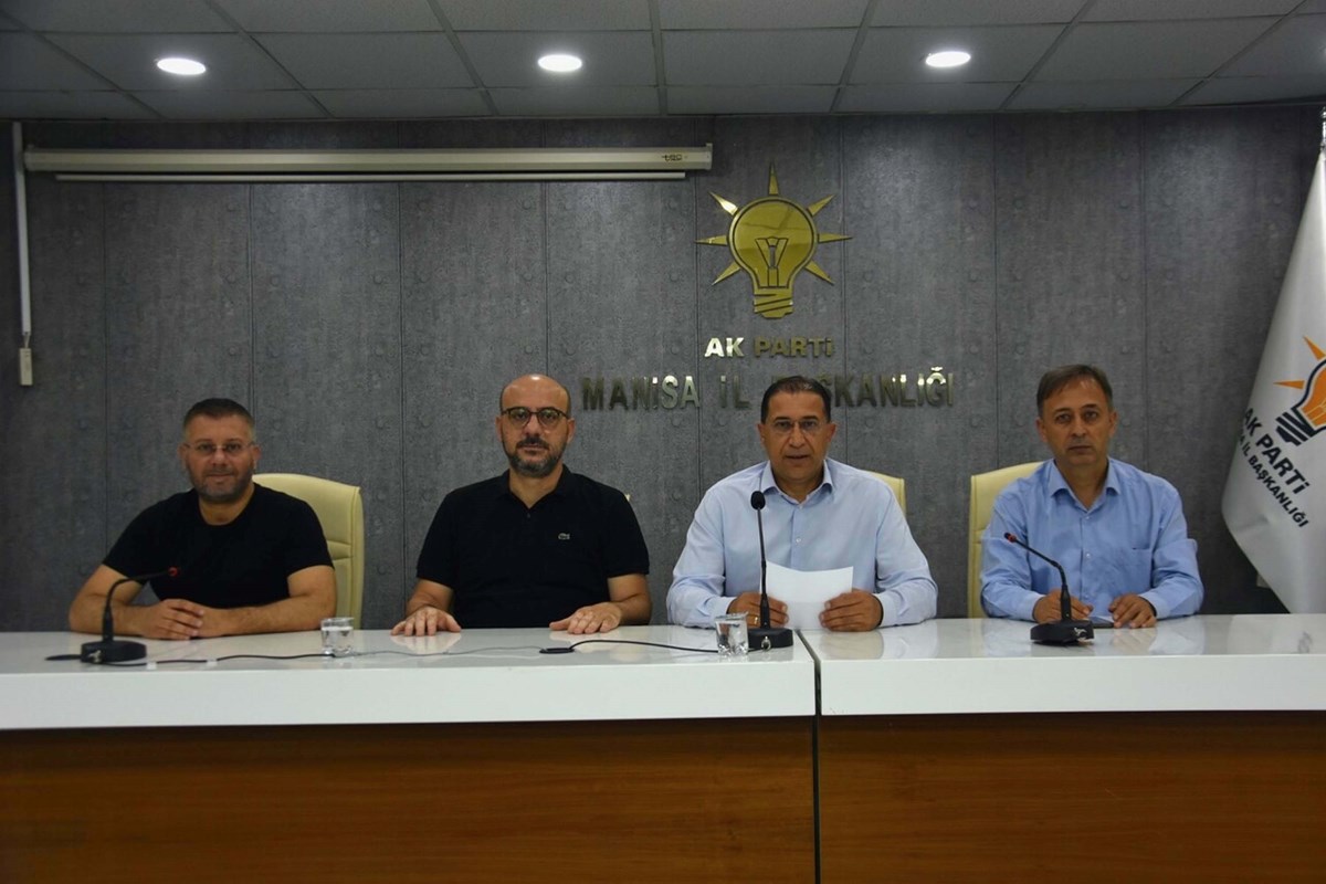AK Parti Manisa İl Başkanı Süleyman Turgut (Sağdan ikinci)