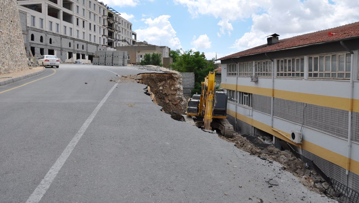 Mardin'de yol çöktü