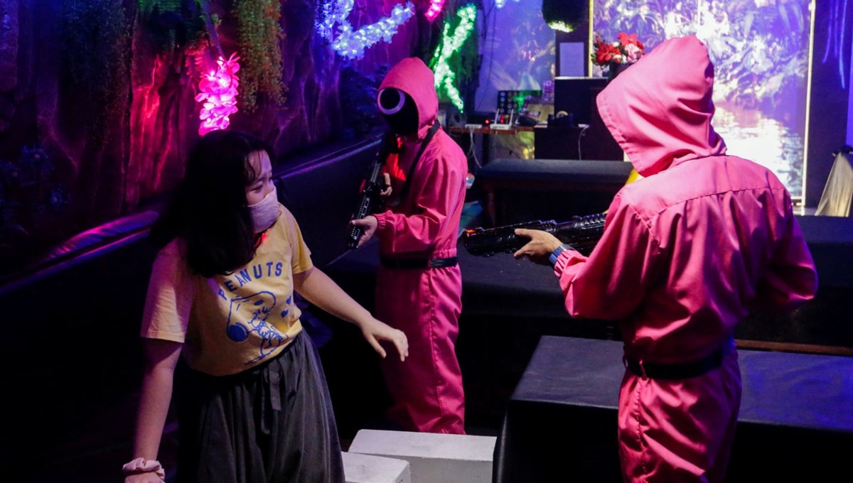 Squid Game çılgınlığı yayılıyor: Endonezya'daki bir kafede dizinin tartışmalı oyunları canlandırılmaya başlandı