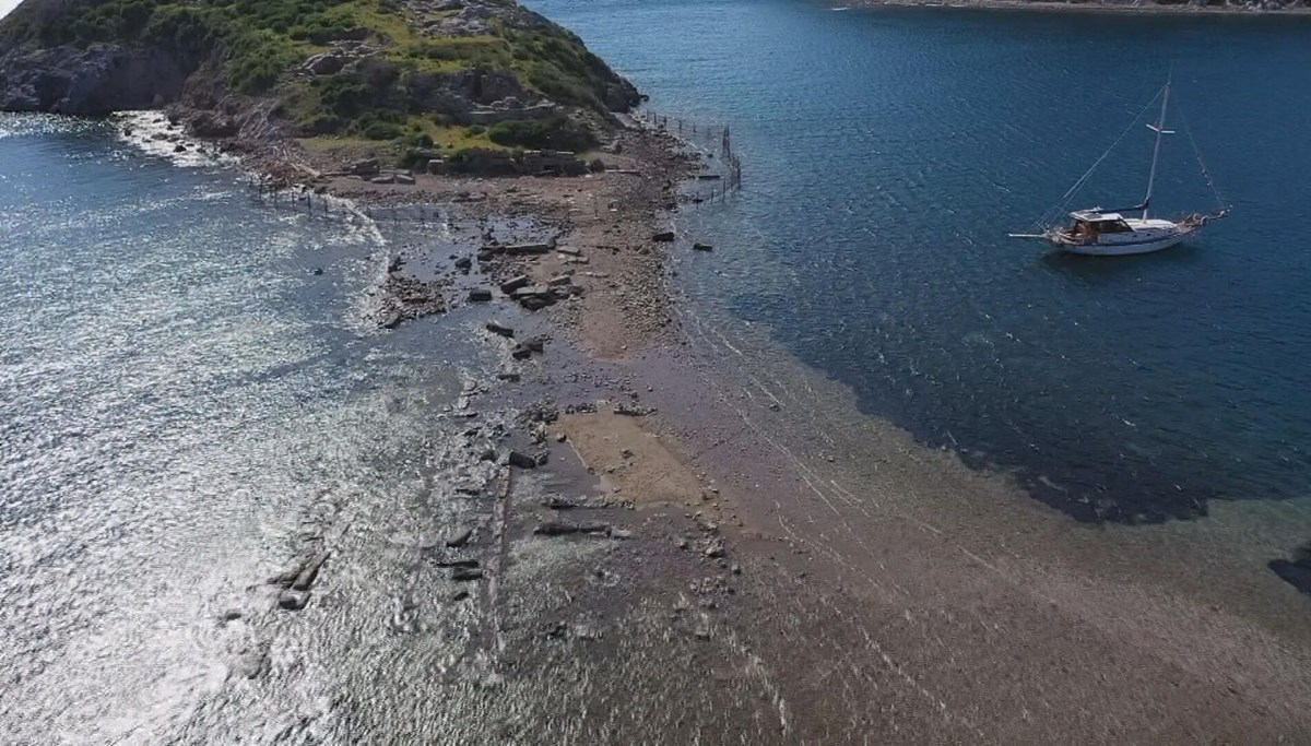 Bodrum'da denizin çekilmesiyle Tavşan Adası'na uzanan tarihi surlar ortaya çıktı