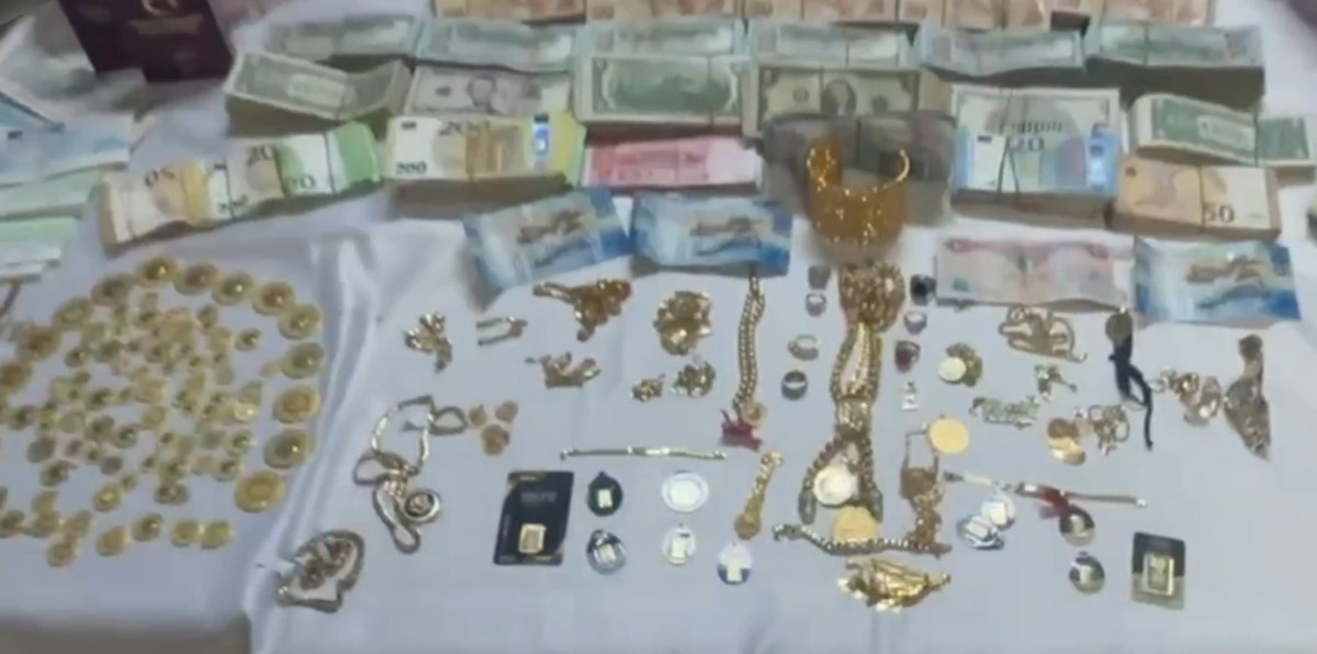 Operasyonlarda ele geçirilen altın ve paralar Operasyonlarda ele geçirilen altın ve paralar