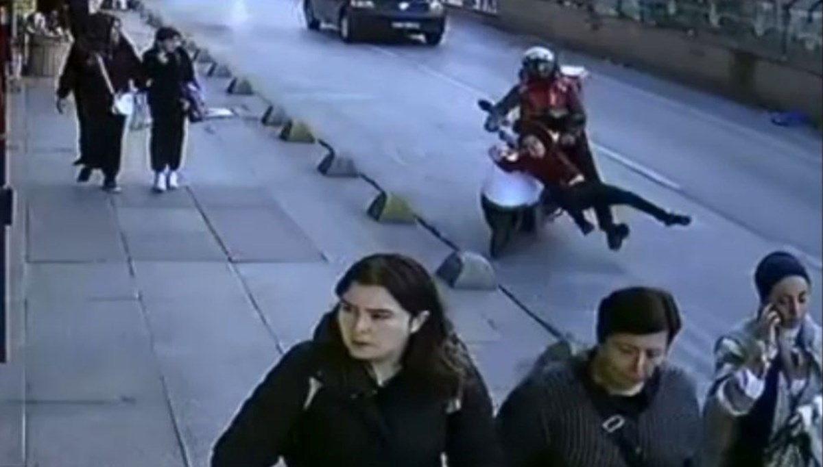 Yola atlayan çocuğa motosiklet çarptı Yola atlayan çocuğa motosiklet çarptı