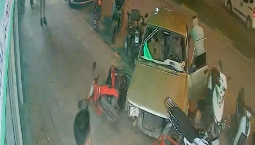 Kaza yaptıkları aracı bırakıp kaçtılar