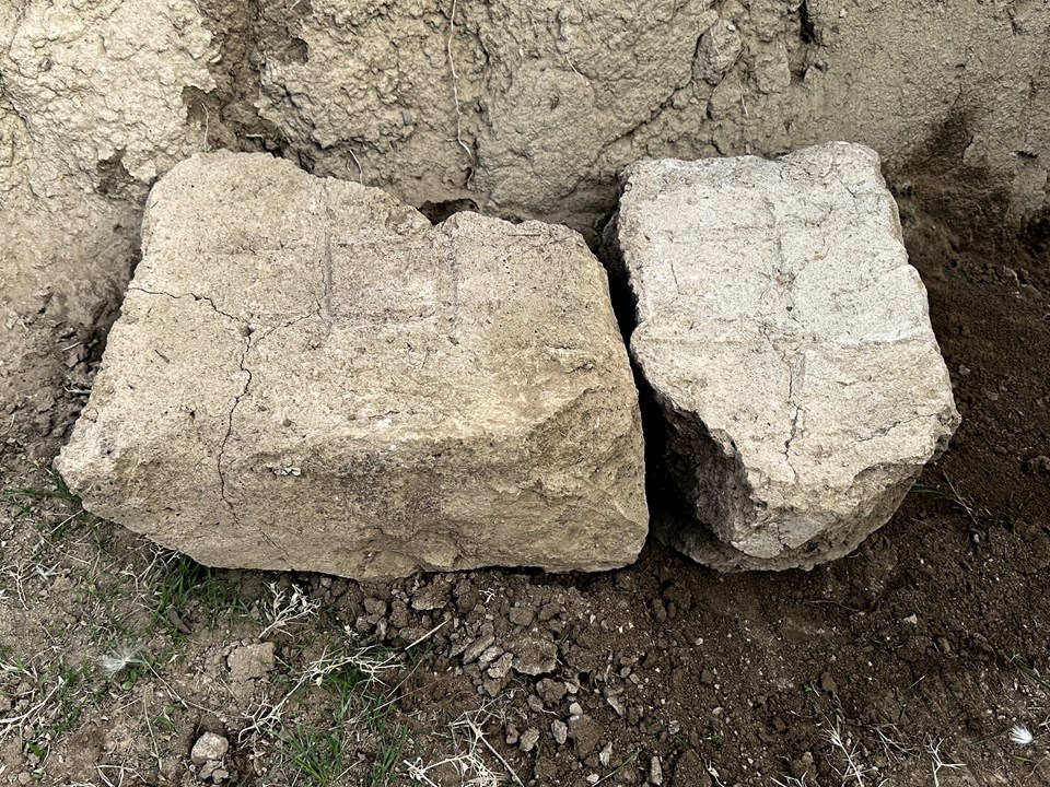 Zernaki Tepe kazılarında antik kentin krokisinin yer aldığı kerpiç parçaları bulundu - 1