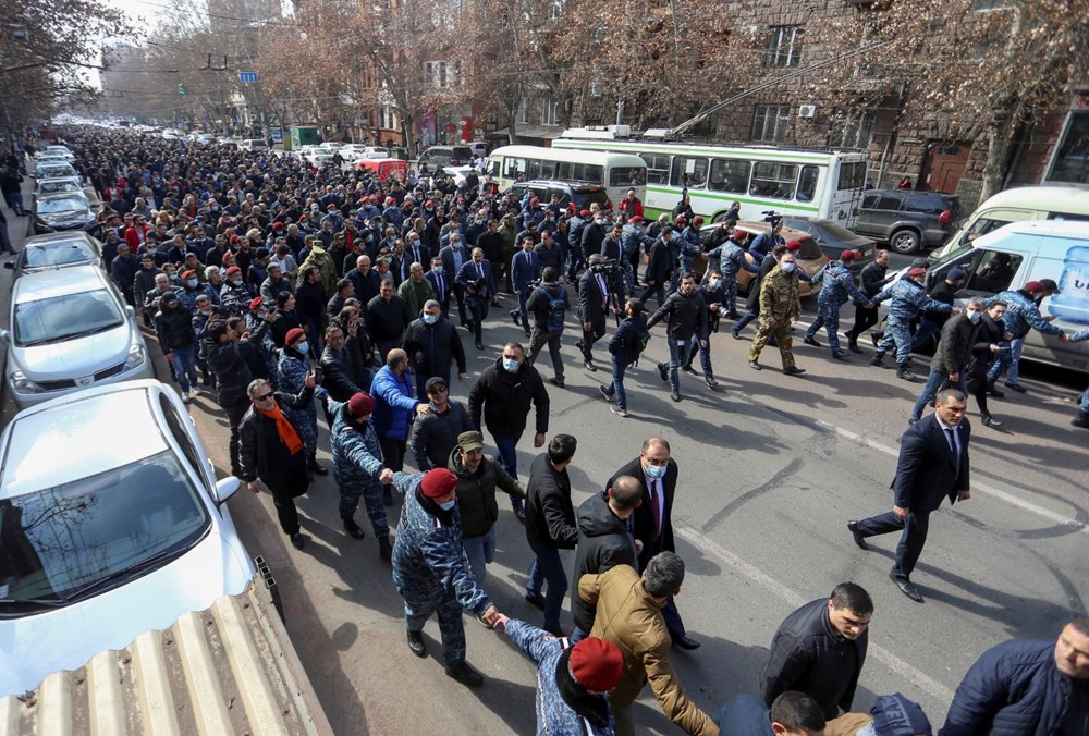 Ermenistan'da darbe girişimi: Paşinyan destekçileri ve karşıtları meydanlara çıktı - 1