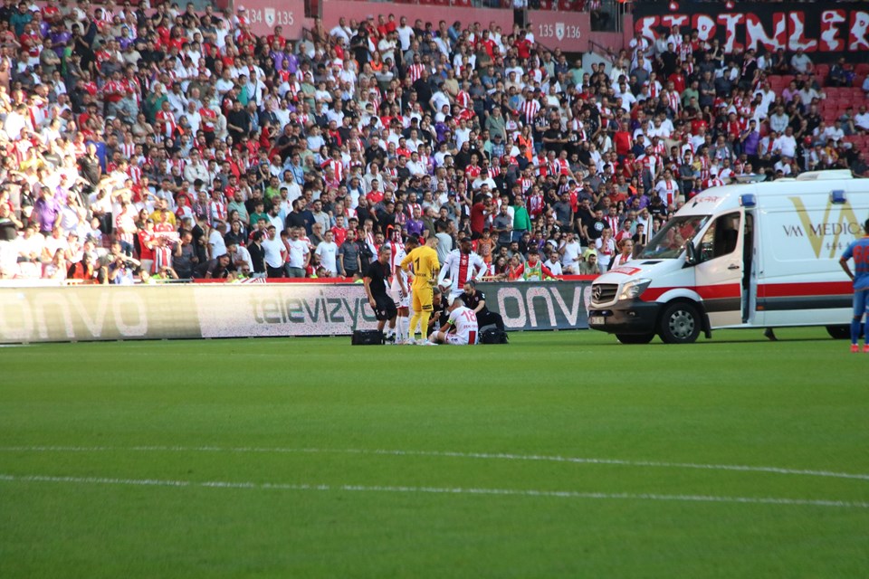 Sahaya ambulans girdi: Samsunspor - Göztepe maçında yürekler ağza geldi - 1