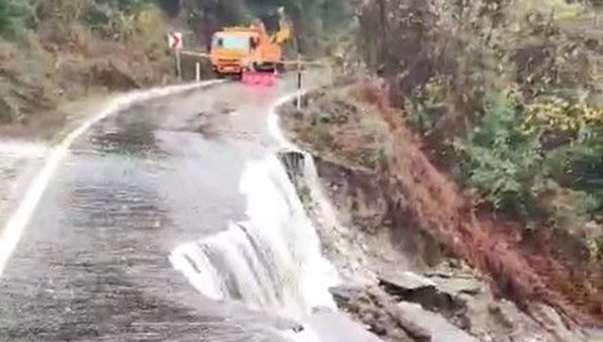 Kastamonu'da heyelan sebebiyle iki ilçenin bağlantısı kesildi