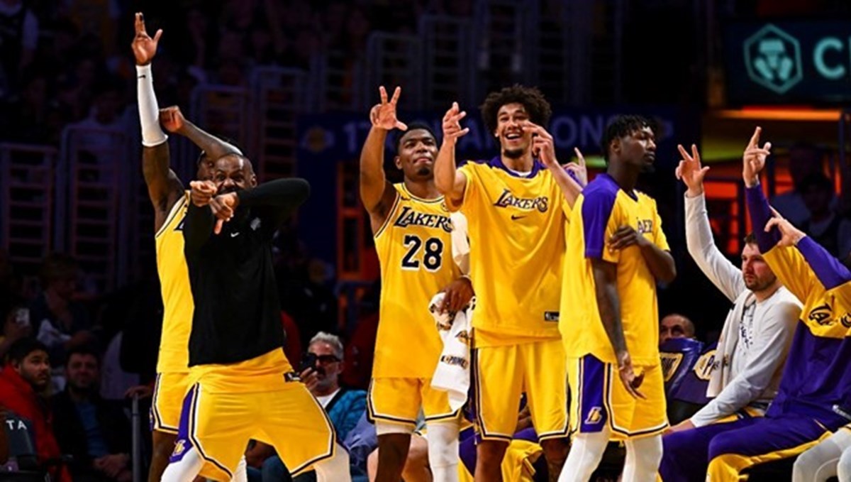 46 yıl önce kulübü 79 milyon dolara satın alan aile, 10 milyar dolar karşılığında Lakers