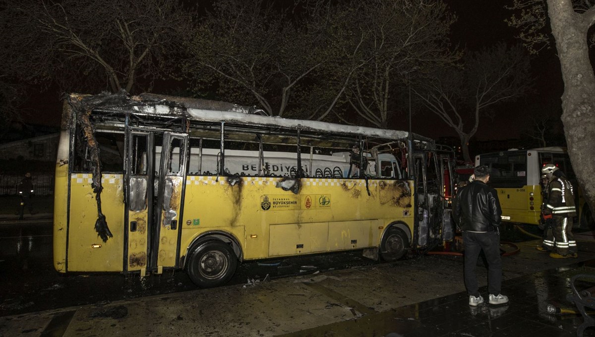Fatih'te park halindeki İETT otobüsü yandı