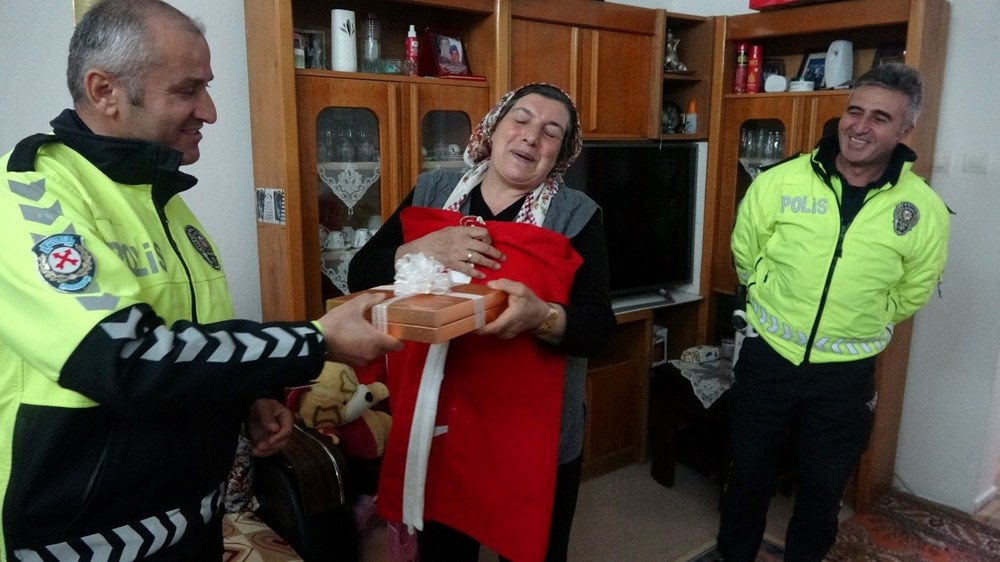 Polis helikopterine bayrak sallayan Ayşe teyze: "Ağlaya ağlaya içeri girdim, çok duygulandım" 73