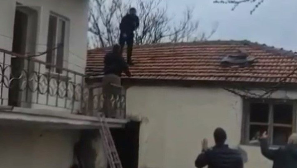 Polis çatıda kıstırdı, şüpheli direndi! "10 sene yattım, bir daha yatamam"